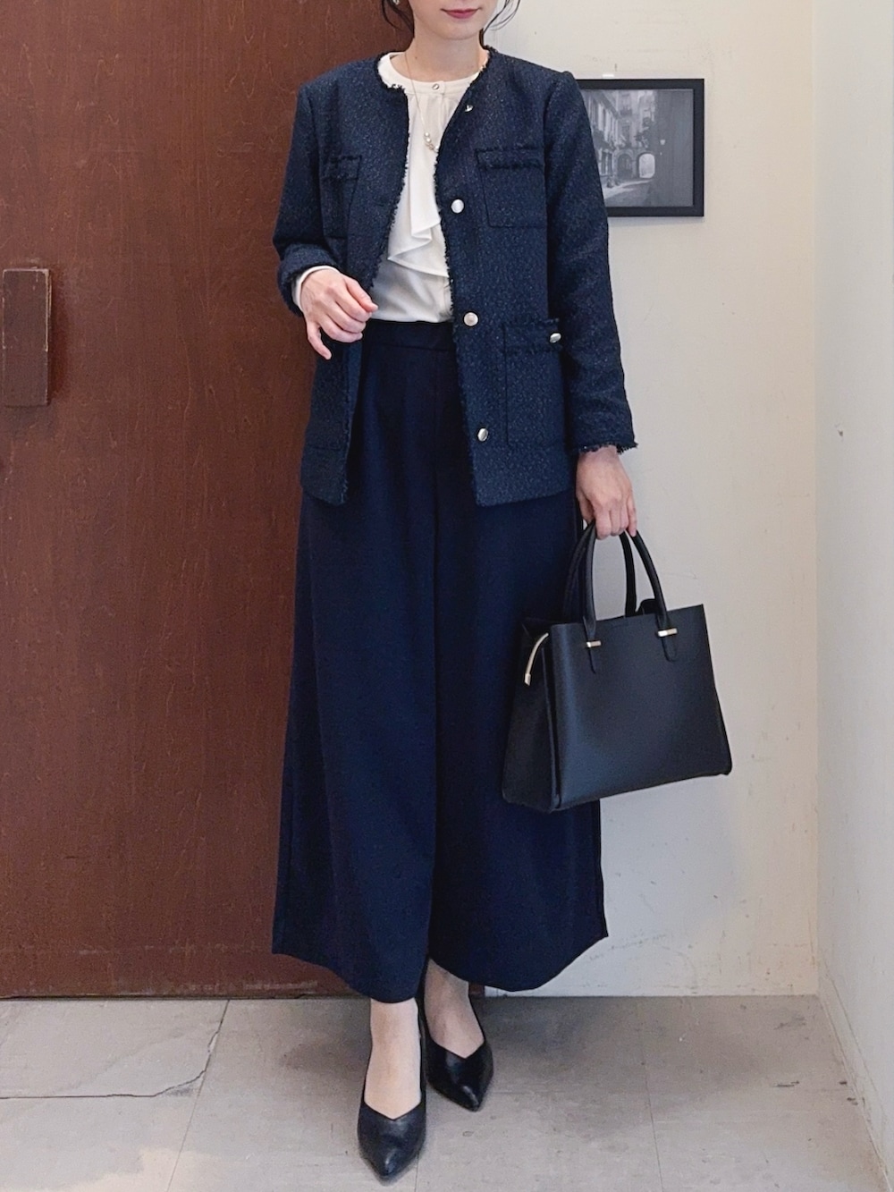 ブルー系のノーカラージャケット、ホワイト系のTシャツ/カットソー、ブルー系のその他パンツを着用したレディースの春コーディネートの4枚目の写真