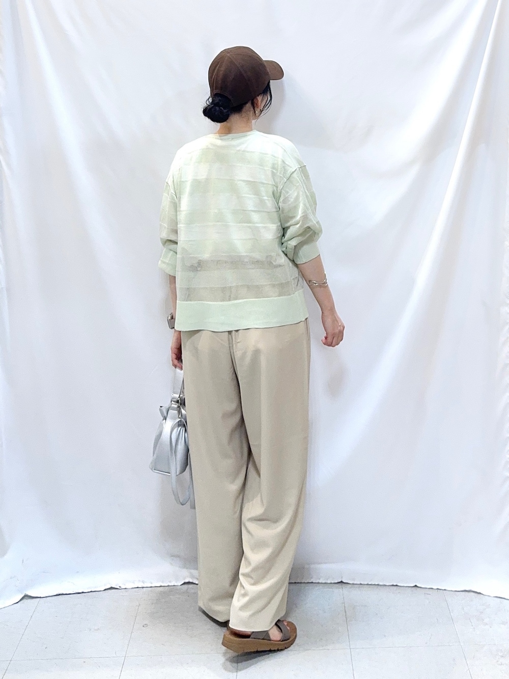 グリーン系のカーディガン/ボレロ、ホワイト系のTシャツ/カットソー、ベージュ系のその他パンツを着用したレディースの夏コーディネートの5枚目の写真