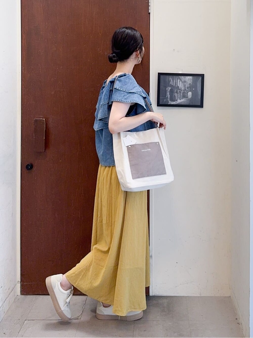 ブルー系のシャツ/ブラウス、イエロー系のその他パンツ、ベージュ系のスニーカーを着用したレディースの秋コーディネートの3枚目の写真