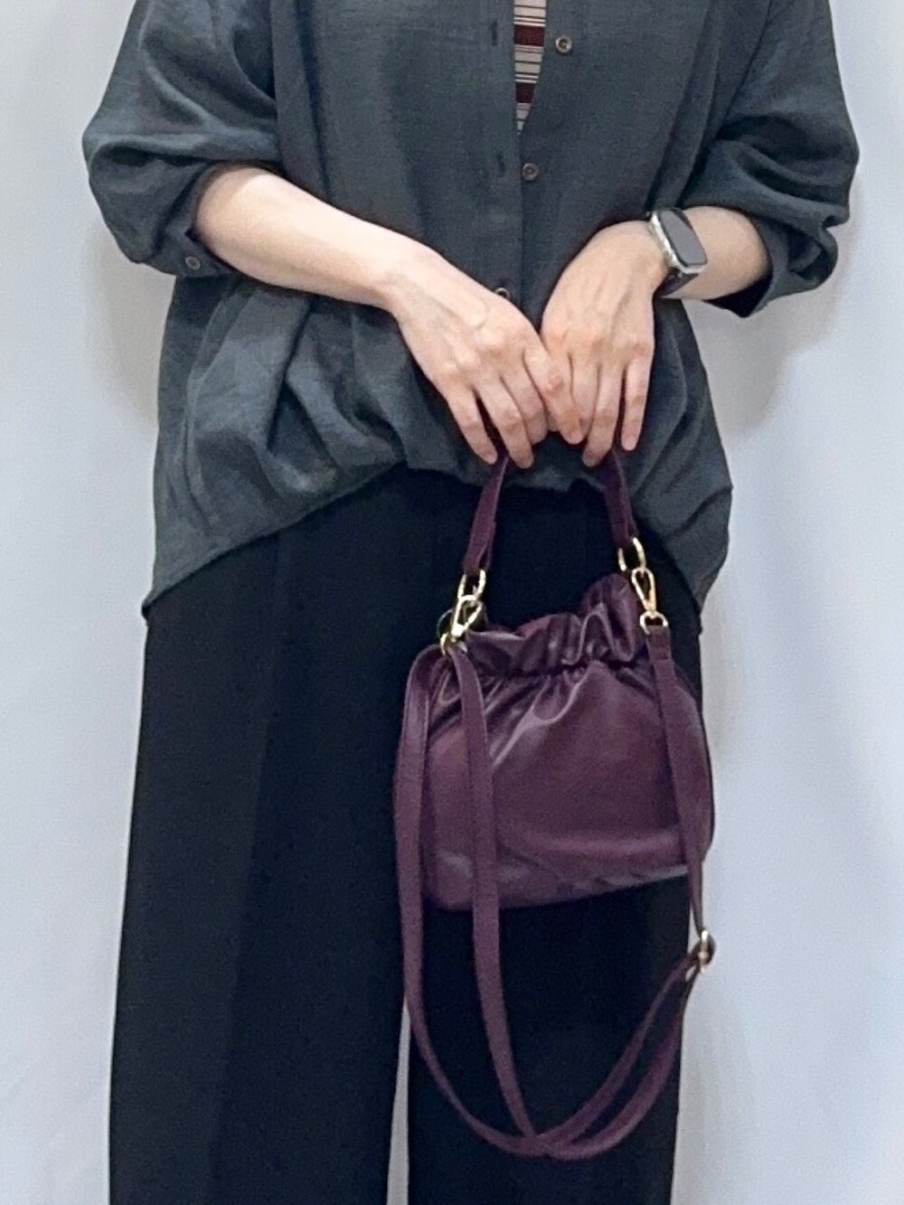 グレー系のシャツ/ブラウス、ブラック系のその他パンツ、ブラウン系のその他シューズを着用したレディースの秋コーディネートの8枚目の写真