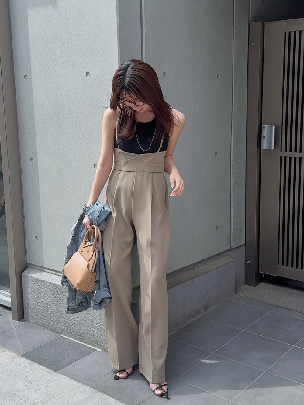 ブラウン系のサロペット/オーバーオールを着用したレディースの春コーディネートの2枚目の写真