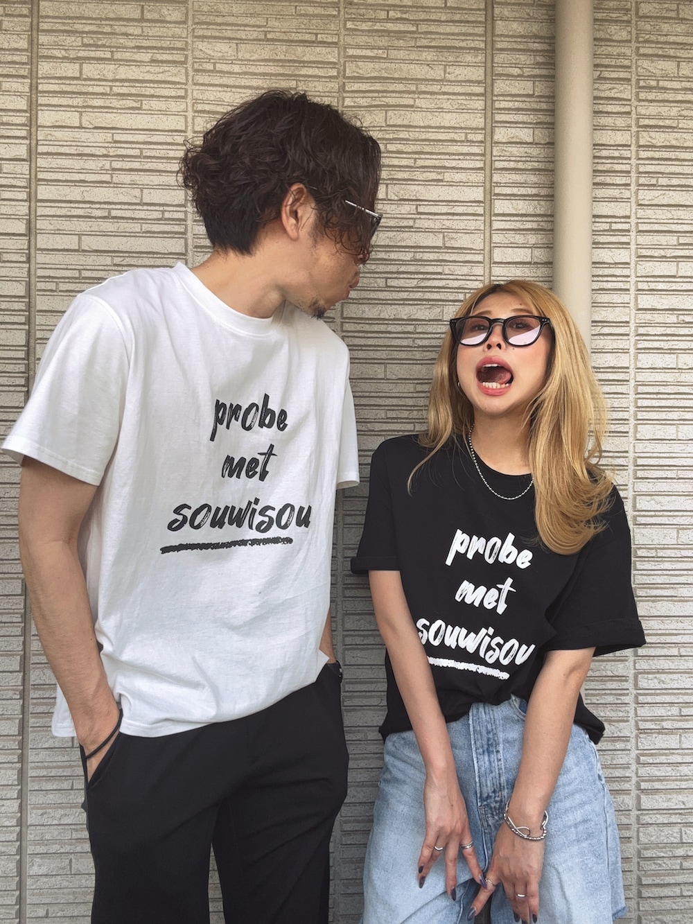 ホワイト系のTシャツ/カットソー、ブラック系のTシャツ/カットソーを着用したレディースの夏コーディネートの3枚目の写真