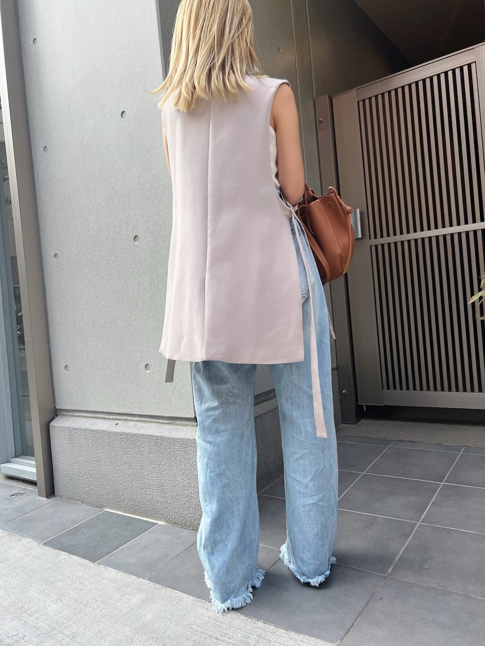 「アツいコーデ全部見せ、お出かけコーデ、プチプラ、パンツコーデ、今日のコーデ、大人かわいい、きれいめコーディネート、低身長女子、ベスト、キレイめ、夏ファッション、低身長コーデ、低身長、身長150-152cm、身長147-149cm」｜「Re:EDITの[全骨格美脚見えシルエット][サイズ別/身長別画像あり][販売枚数2万枚突破][お気に入り登録数5万][神山まりあさん着用][2024 SUMMER COLLECTION][新色追加][低身長/高身長/大きいサイズ有]裾フリンジカーブデニムパンツ（デニムパンツ、ブルー系）」を使った、LUNAさん（レディース・150cm）の夏コーディネートの3枚目の写真