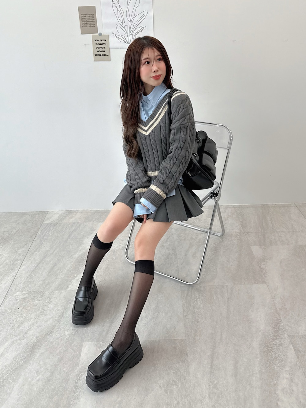 「シャツスタイル、春服コーデ、お出かけコーデ、低身長女子、レイヤード、ベスト×シャツ、y2k、フェミニンコーデ、プリーツスカート、身長150-152cm、身長147-149cm、シャツ、ワンホンコーデ、nice claup、イエベ春」｜「Futier landのブロードシャーリングシャツ（シャツ/ブラウス、ブルー系）」を使った、LUNAさん（骨格ナチュラル・レディース・150cm）の春コーディネートの2枚目の写真