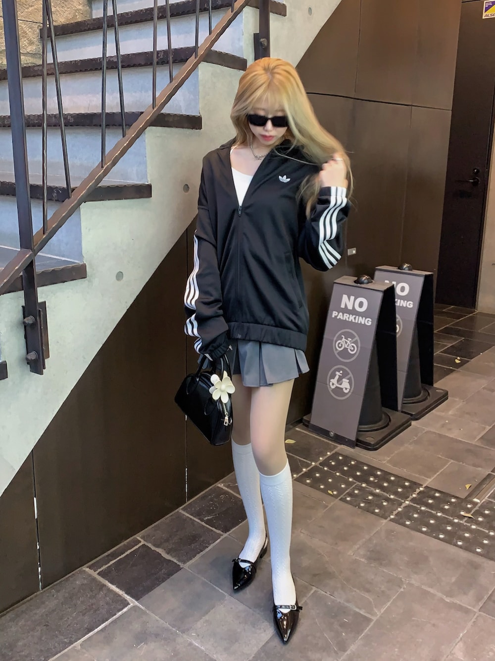 ブラック系のブルゾン、ブラック系のサンダルを着用したレディースの春コーディネートの2枚目の写真