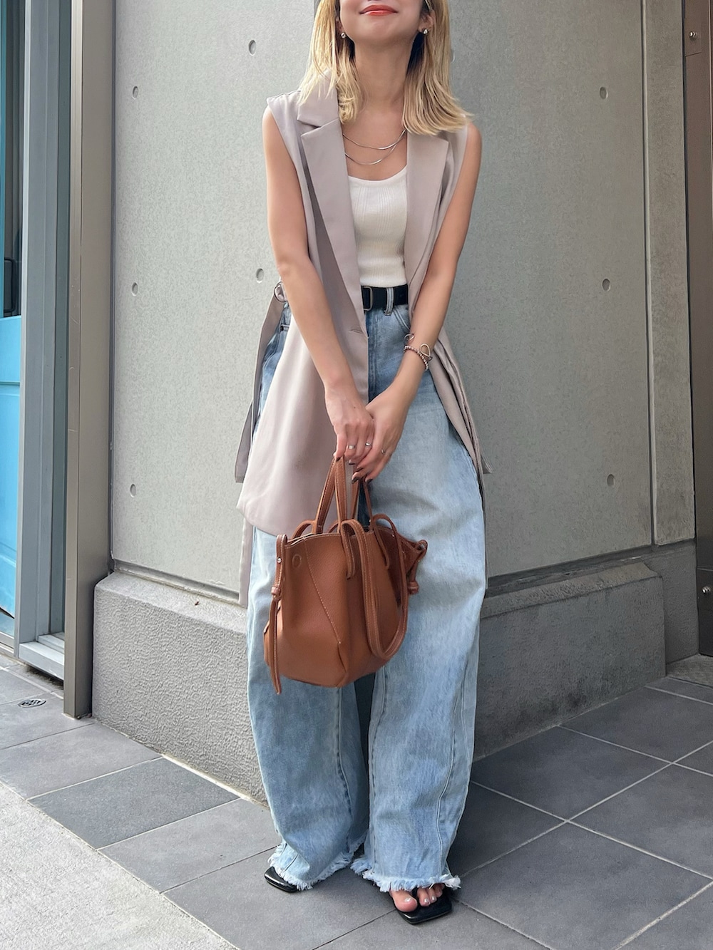 「アツいコーデ全部見せ、お出かけコーデ、プチプラ、パンツコーデ、今日のコーデ、大人かわいい、きれいめコーディネート、低身長女子、ベスト、キレイめ、夏ファッション、低身長コーデ、低身長、身長150-152cm、身長147-149cm」｜「Re:EDITの[全骨格美脚見えシルエット][サイズ別/身長別画像あり][販売枚数2万枚突破][お気に入り登録数5万][神山まりあさん着用][2024 SUMMER COLLECTION][新色追加][低身長/高身長/大きいサイズ有]裾フリンジカーブデニムパンツ（デニムパンツ、ブルー系）」を使った、LUNAさん（レディース・150cm）の夏コーディネートの2枚目の写真