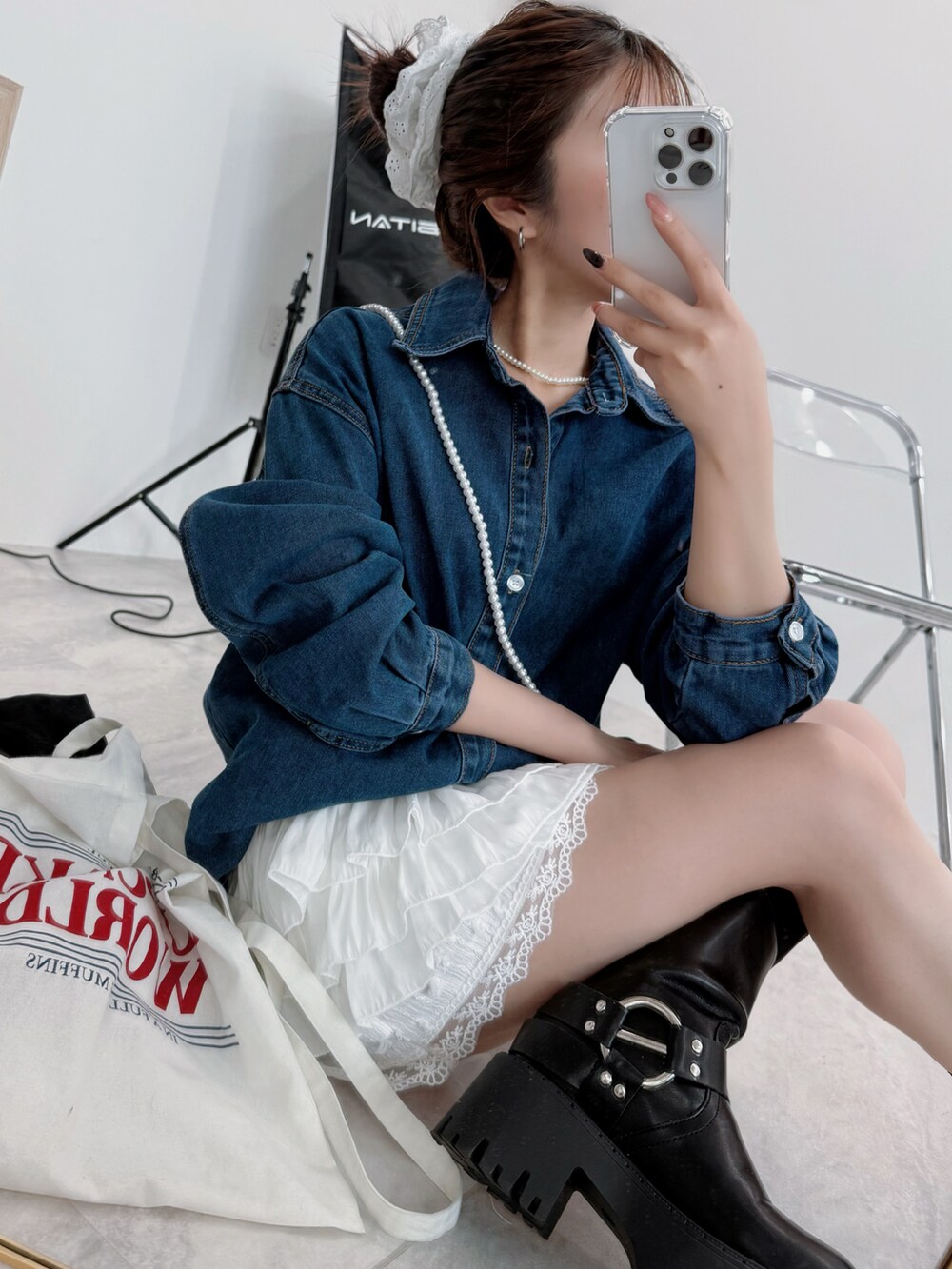 ブルー系のシャツ/ブラウス、ホワイト系のキャミソールを着用したレディースの春コーディネートの2枚目の写真