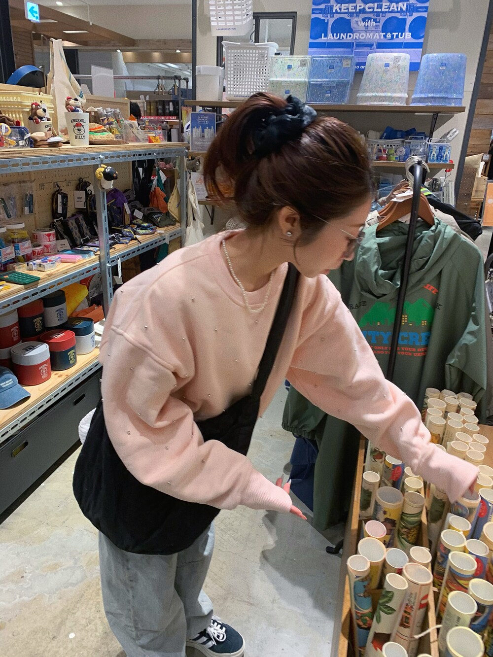「ハーフジップ、オトナカワイイ、春、デニムコーデ、春カラー、ピンク、ピンクコーデ、スウェット、スニーカーコーデ、低身長、低身長コーデ、骨格ナチュラル、身長147-149cm、バレンタイン、バレンタインデートスタイル」｜「THE YOnのドットスタッズスウェットプルオーバー（スウェット、ピンク系）」を使った、LUNAさん（骨格ナチュラル・レディース・150cm）の冬コーディネートの2枚目の写真