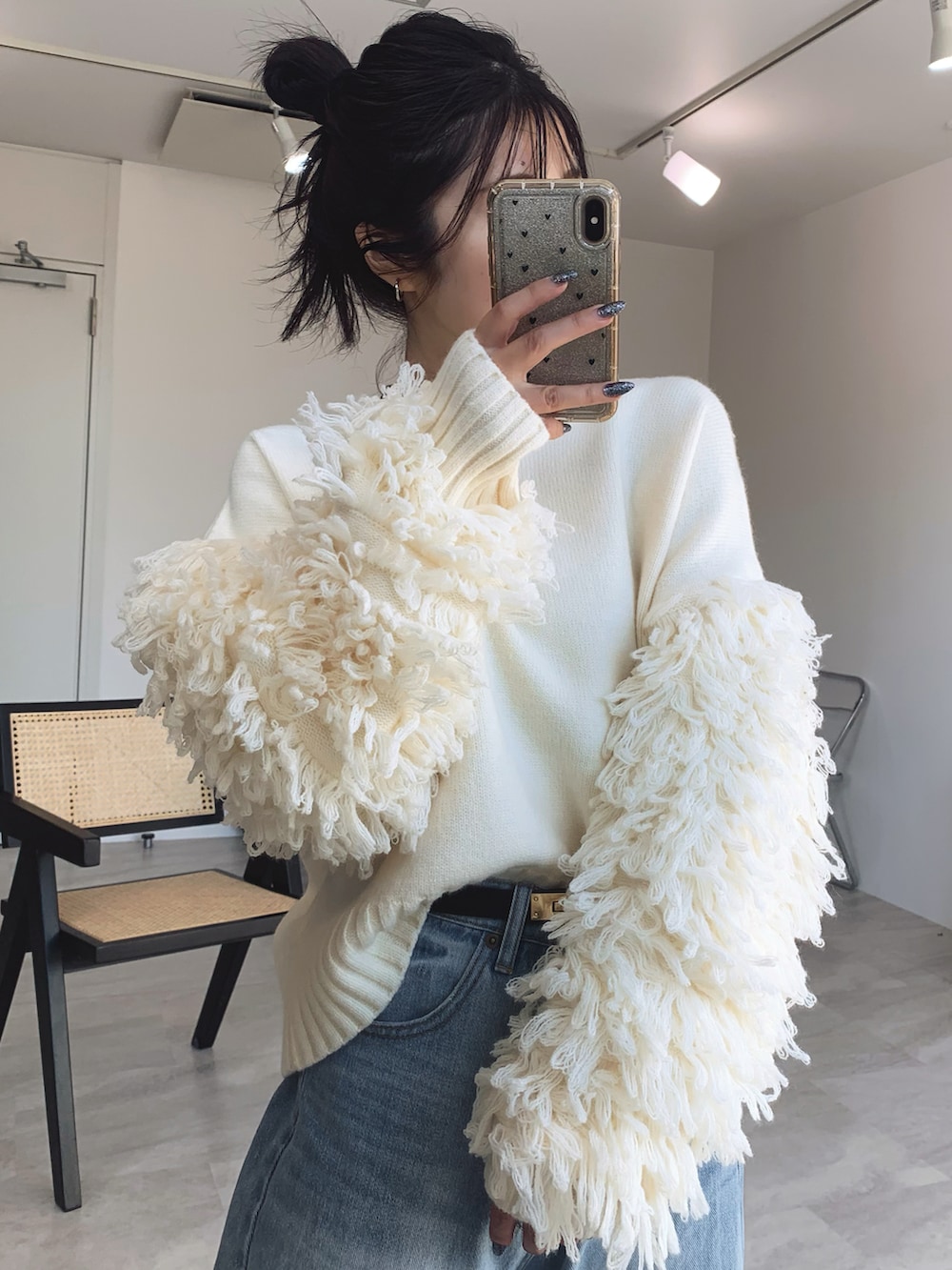 「低身長コーデ、大人かわいい、大人女子、パンツスタイル、ママファッション、大人ガーリー、30代コーデ、低身長、身長147-149cm、身長150-152cm、アラサーコーデ、クリスマスに着たい服、ホワイトコーデ、クリスマスコーデ、クリスマス」｜「Futier landの袖フリンジニットプルオーバー（ニット/セーター、ホワイト系）」を使った、LUNAさん（レディース・150cm）の秋コーディネートの2枚目の写真