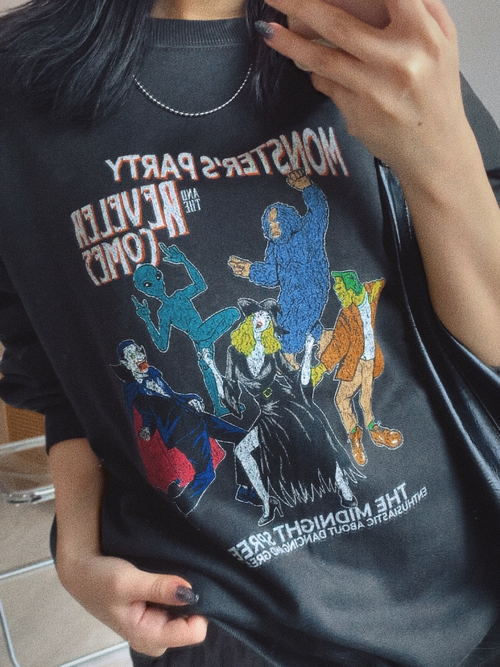 ブラック系のスカート、ブラック系のスウェットを着用したレディースの秋コーディネートの2枚目の写真