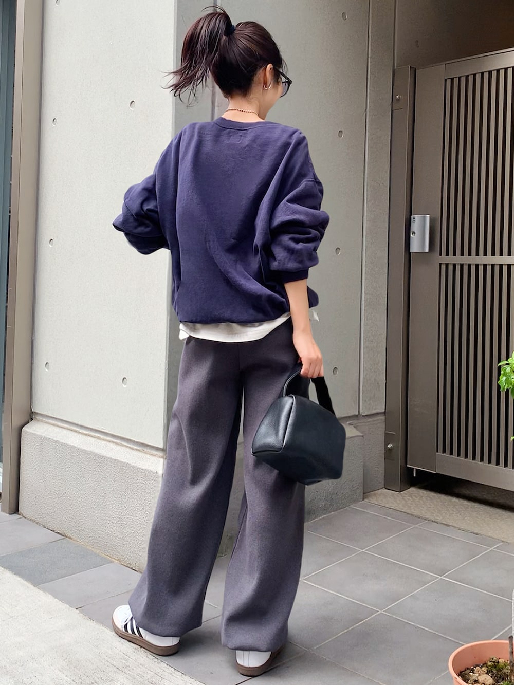 「最近のいい感じコーデ、お出かけコーデ、パンツスタイル、クリスマスコーデ、ラクチンコーデ、大人かわいい、冬のコーデ、スウェット、スウェットパンツ、ニットパンツ、Ungrid、スウェットコーデ、低身長コーデ、低身長、身長147-149cm」｜「Futier landのニットパンツ（その他パンツ、グレー系）」を使った、LUNAさん（骨格ナチュラル・レディース・150cm）の冬コーディネートの2枚目の写真