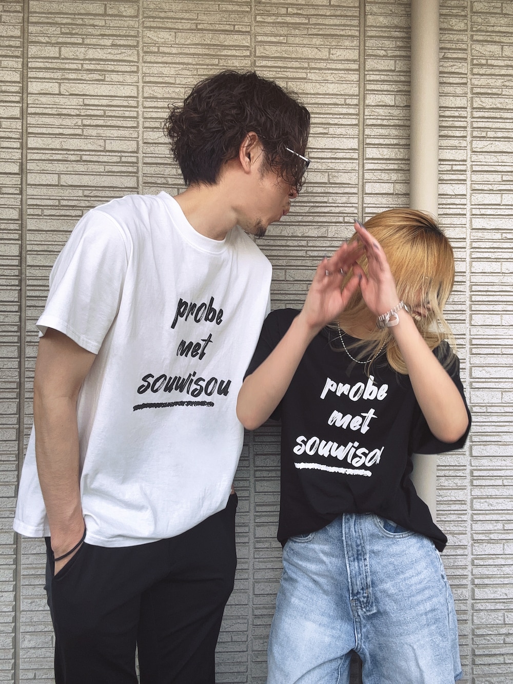 ホワイト系のTシャツ/カットソー、ブラック系のTシャツ/カットソーを着用したレディースの夏コーディネートの5枚目の写真