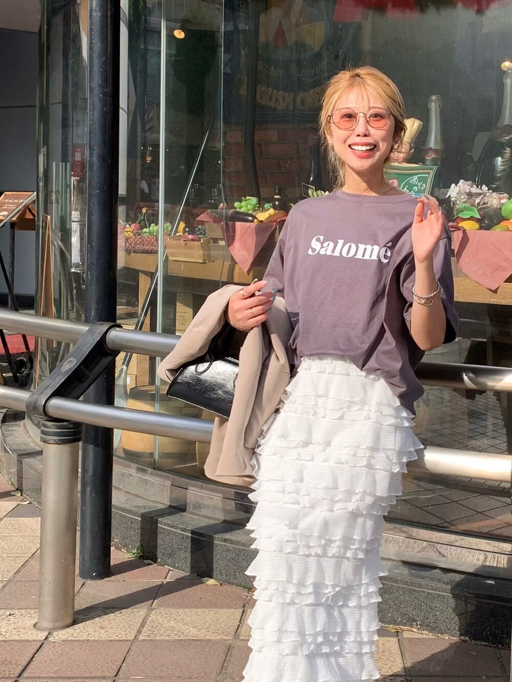 ホワイト系のスカート、グレー系のTシャツ/カットソーを着用したレディースの春コーディネートの2枚目の写真