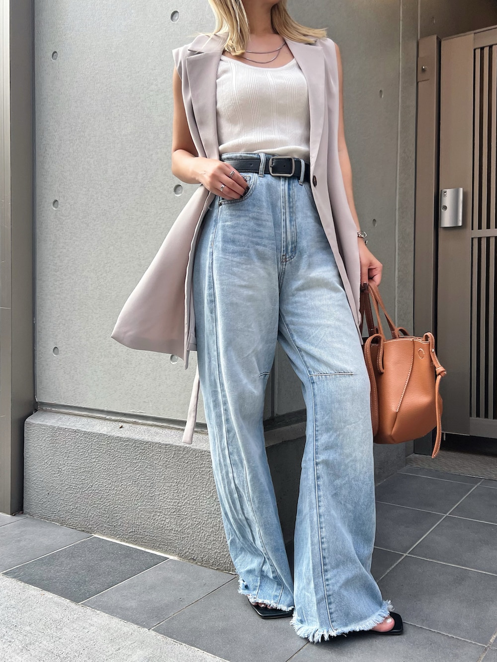 「アツいコーデ全部見せ、お出かけコーデ、プチプラ、パンツコーデ、今日のコーデ、大人かわいい、きれいめコーディネート、低身長女子、ベスト、キレイめ、夏ファッション、低身長コーデ、低身長、身長150-152cm、身長147-149cm」｜「Re:EDITの[全骨格美脚見えシルエット][サイズ別/身長別画像あり][販売枚数2万枚突破][お気に入り登録数5万][神山まりあさん着用][2024 SUMMER COLLECTION][新色追加][低身長/高身長/大きいサイズ有]裾フリンジカーブデニムパンツ（デニムパンツ、ブルー系）」を使った、LUNAさん（レディース・150cm）の夏コーディネートの4枚目の写真