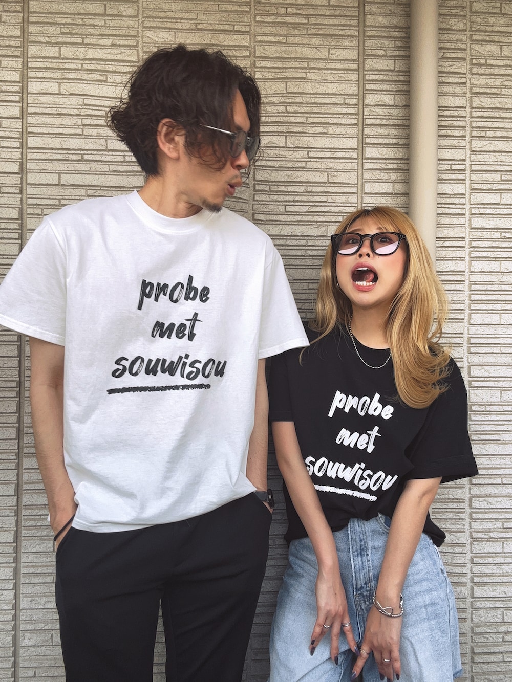 ホワイト系のTシャツ/カットソー、ブラック系のTシャツ/カットソーを着用したレディースの夏コーディネートの2枚目の写真
