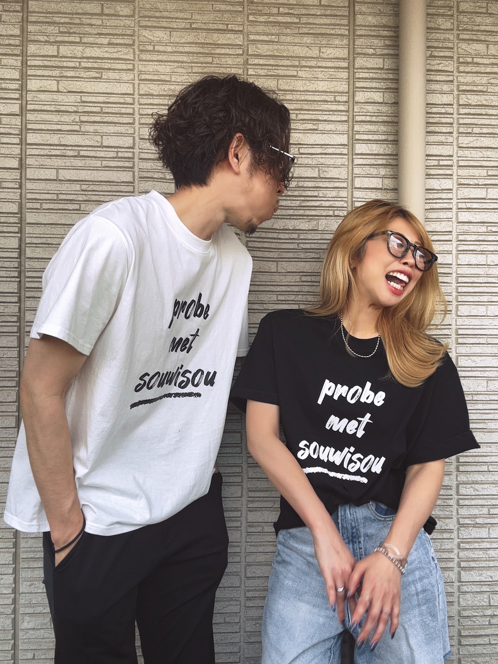 ホワイト系のTシャツ/カットソー、ブラック系のTシャツ/カットソーを着用したレディースの夏コーディネートの4枚目の写真