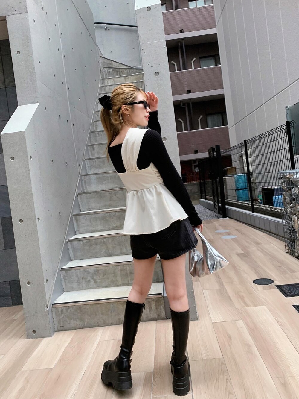 「春服コーデ、オトナカジュアル、休日スタイル、お出かけコーデ、今日のコーデ、韓国ファッション、韓国コーデ、y2k、厚底ブーツ、低身長コーデ、ミニスカート、春夏コーデ、ビスチェ、ビスチェコーデ、レイヤードスタイル」｜「Futier landのアシンメトリークロスビスチェ/キャミソール（キャミソール、ホワイト系）」を使った、LUNAさん（レディース・150cm）の春コーディネートの2枚目の写真