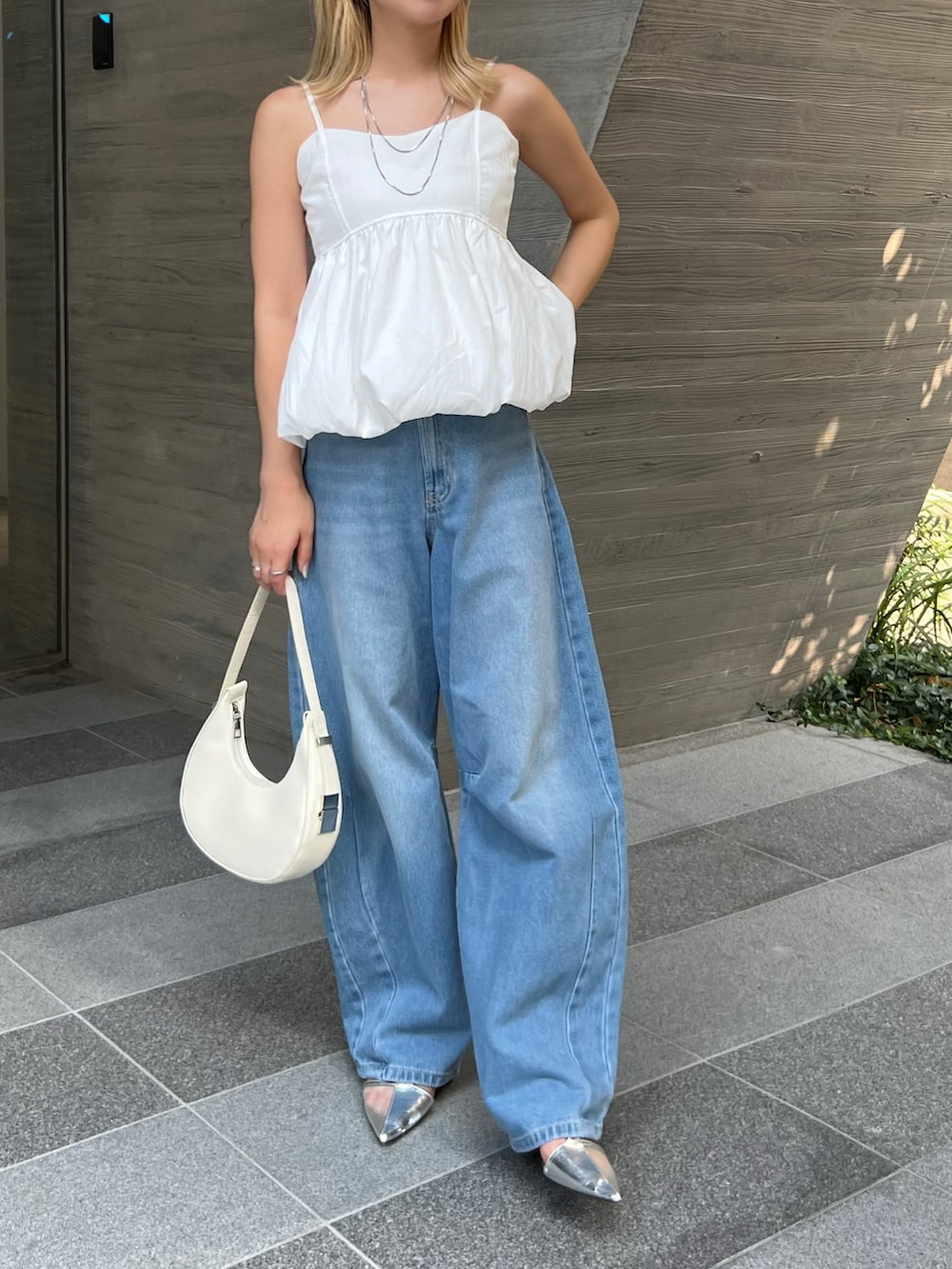 「プチプラ、アツいコーデ全部見せ、夏コーデ、オトナ女子、休日スタイル、オトナカジュアル、低身長、低身長女子、身長150-152cm、身長147-149cm、カーブパンツ、カーブデニム、バルーンシルエット、大人可愛い、デニム」｜「Futier landのバルーンキャミビスチェ（キャミソール、ホワイト系）」を使った、LUNAさん（レディース・150cm）の夏コーディネートの3枚目の写真