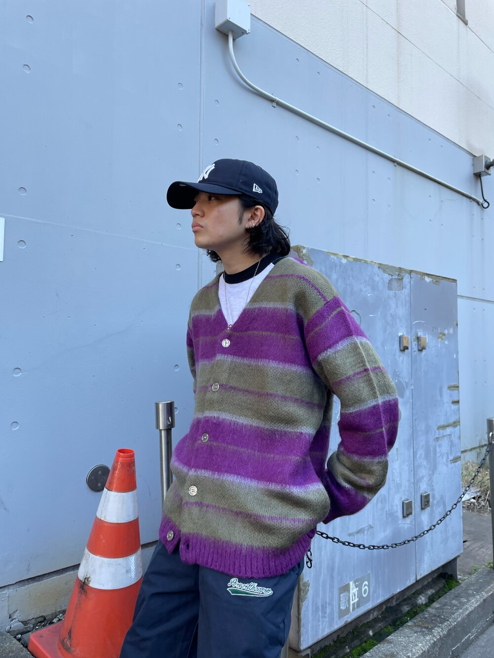 パープル系のカーディガン/ボレロ、ブルー系のその他パンツ、ブラック系のモカシン/デッキシューズを着用したメンズの秋コーディネートの2枚目の写真