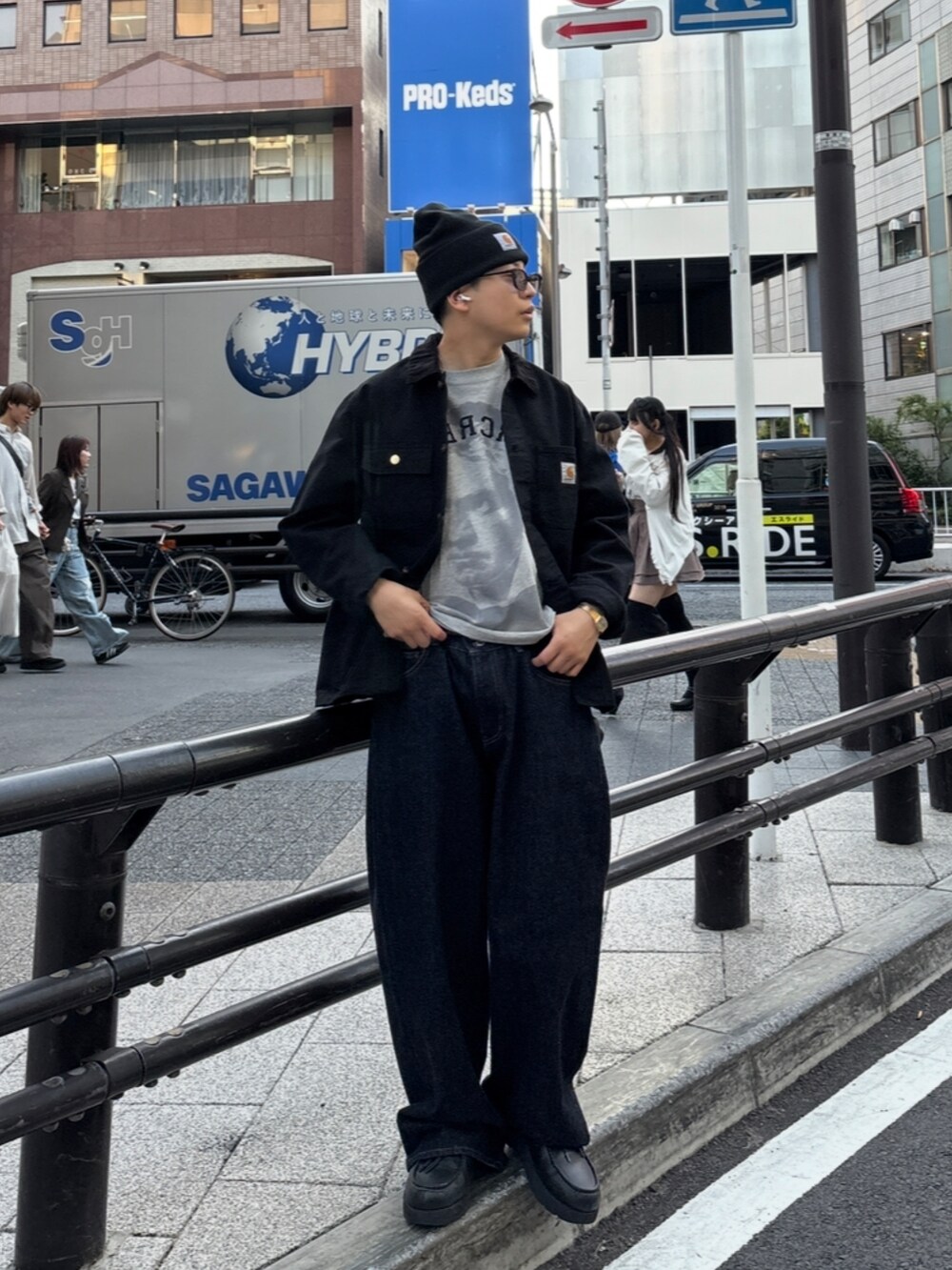 グレー系のTシャツ/カットソー、ブラック系のブルゾン、ブラック系のブルゾンを着用したメンズの春コーディネートの2枚目の写真