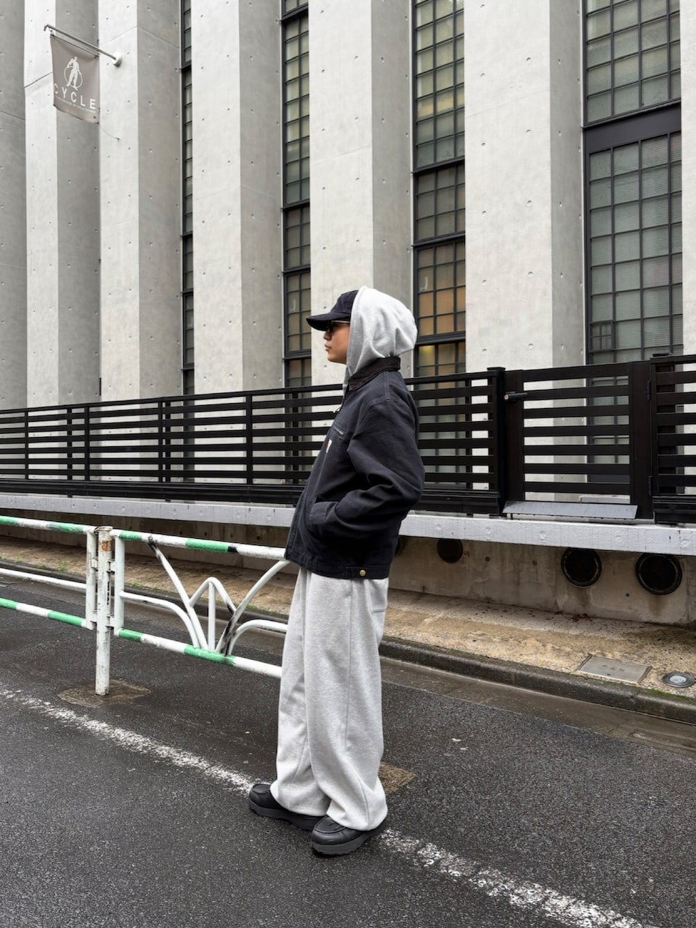 ブラック系のブルゾン、ブラック系のジャケット/アウター、グレー系のパーカーを着用したメンズの春コーディネートの2枚目の写真