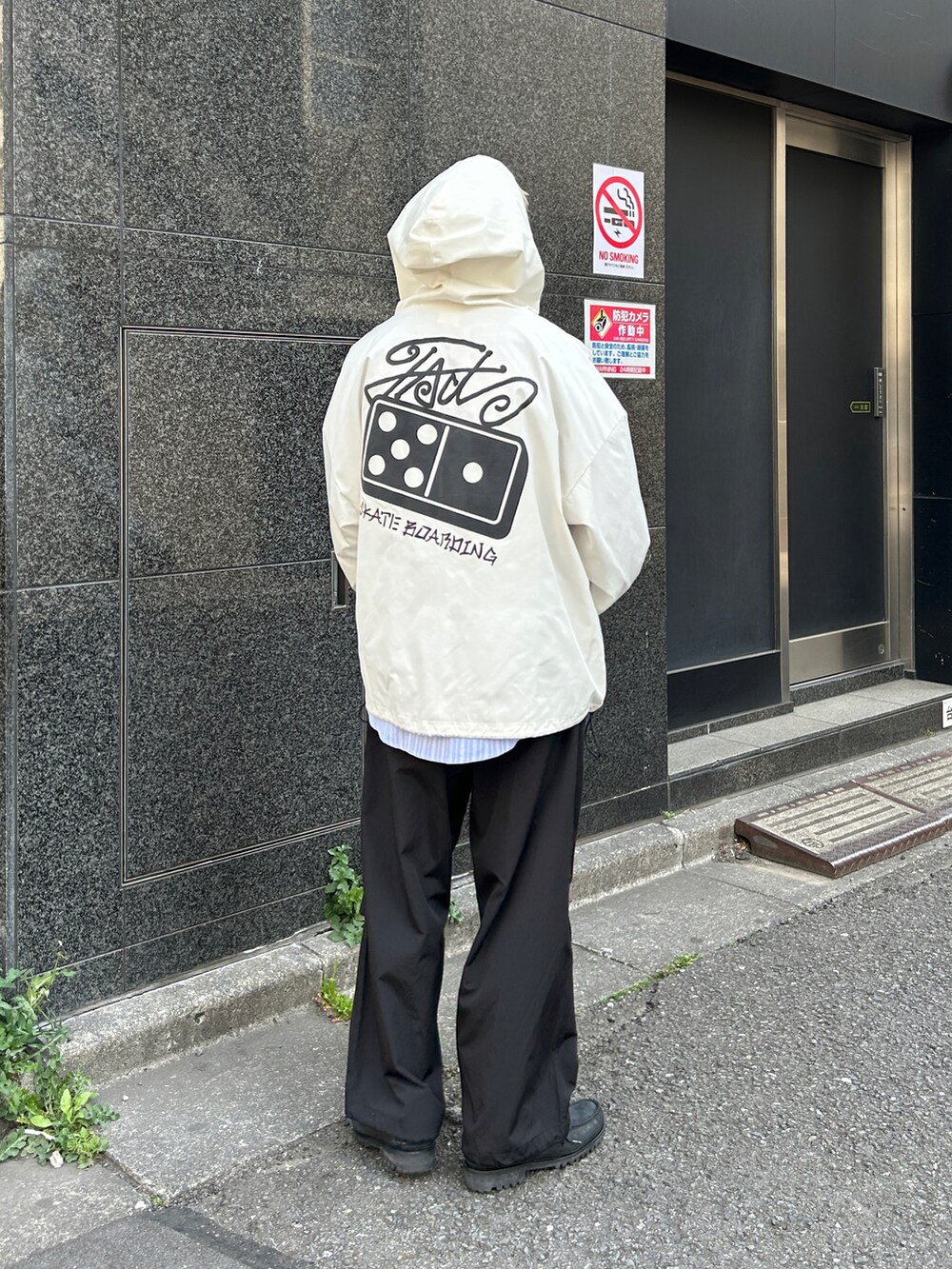 ブルー系のマウンテンパーカー、ピンク系のシャツ/ブラウス、ホワイト系のカーゴパンツを着用したメンズの春コーディネートの2枚目の写真