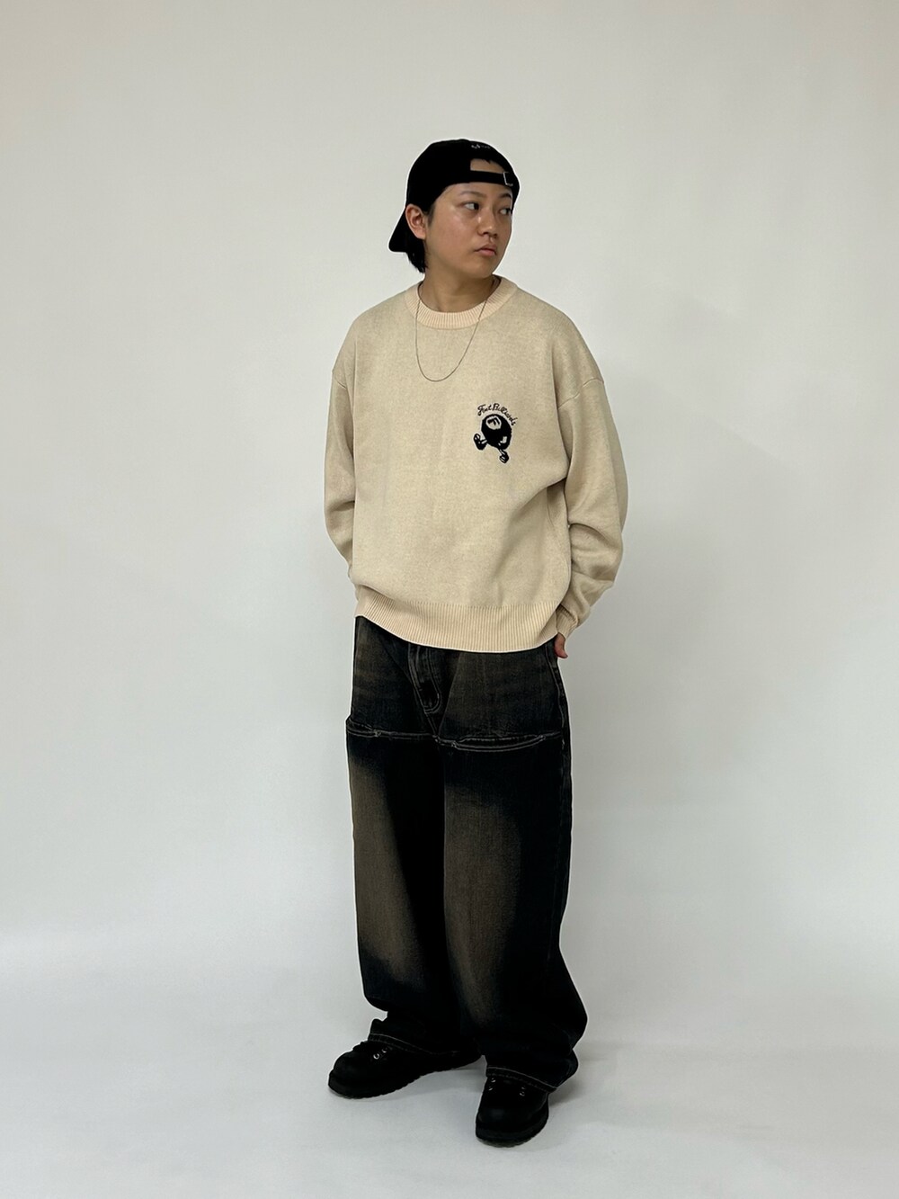 ホワイト系のニット/セーター、ブルー系のデニムパンツを着用したメンズの夏コーディネートの2枚目の写真