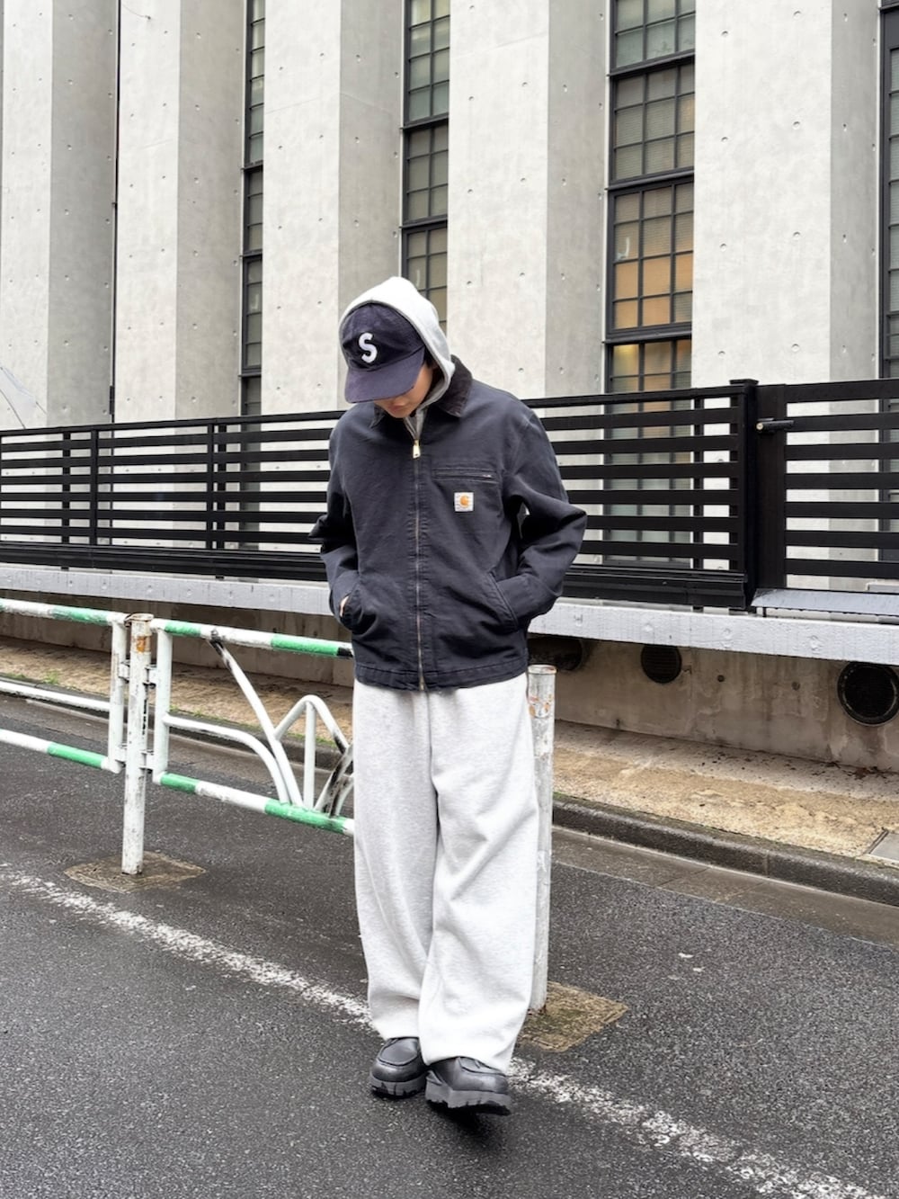 ブラック系のブルゾン、ブラック系のジャケット/アウター、グレー系のパーカーを着用したメンズの春コーディネートの3枚目の写真