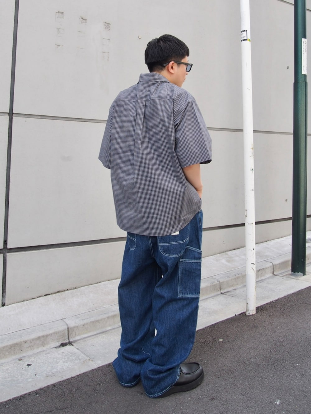「ペインターパンツ、デニム、夏コーデ、シャツスタイル、柄シャツ、シンプルコーデ、キレイめカジュアル」｜「WHO'S WHO galleryの【KOOKYN/クーキー】 ペインターデニムパンツ/２サイズ（デニムパンツ、ブラック系）」を使った、kento fujiwara さん（骨格ストレート・メンズ・165cm）の夏コーディネートの2枚目の写真