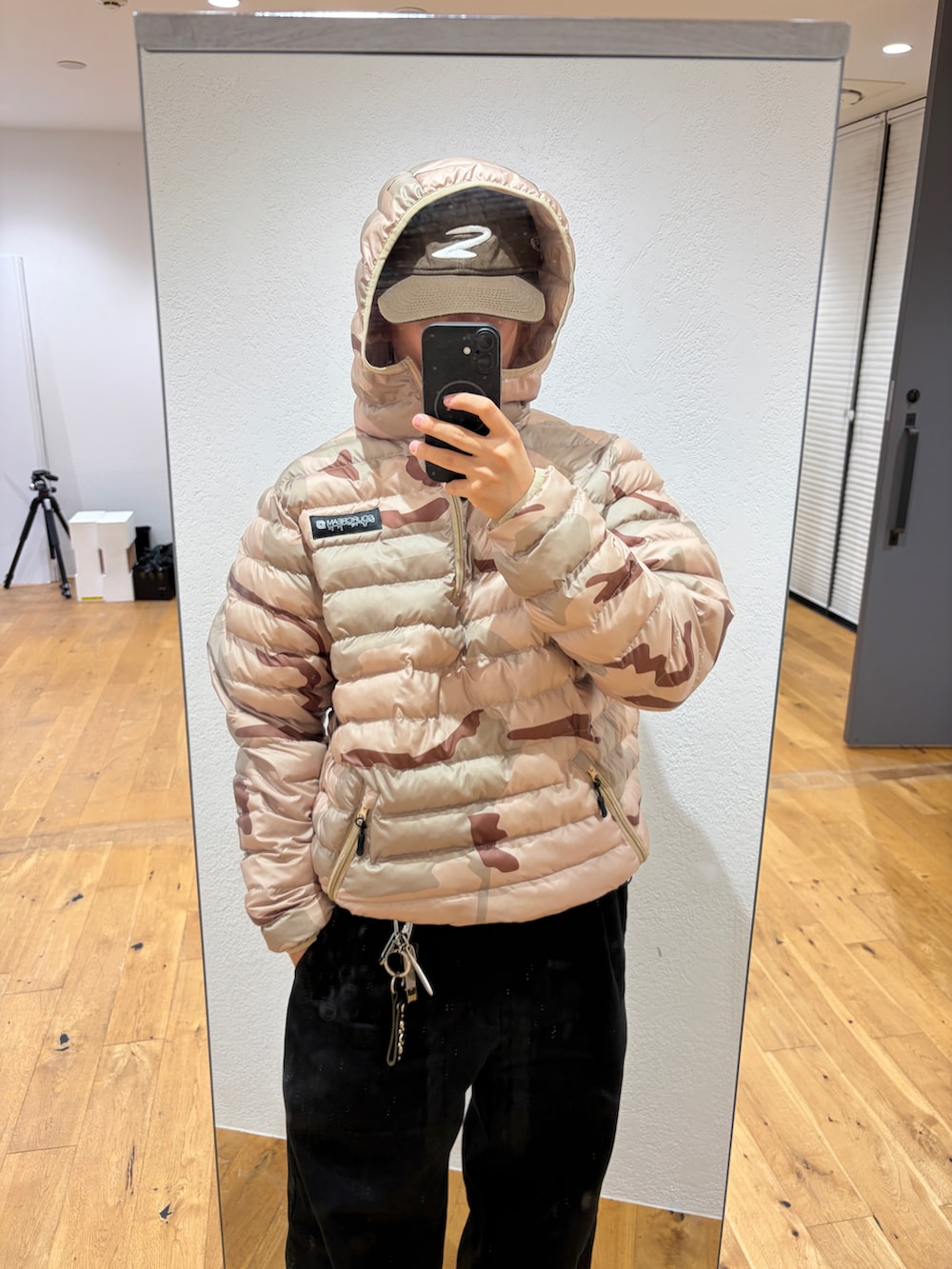 ブラック系のマウンテンパーカー、ブルー系のTシャツ/カットソーを着用したメンズの秋コーディネートの2枚目の写真