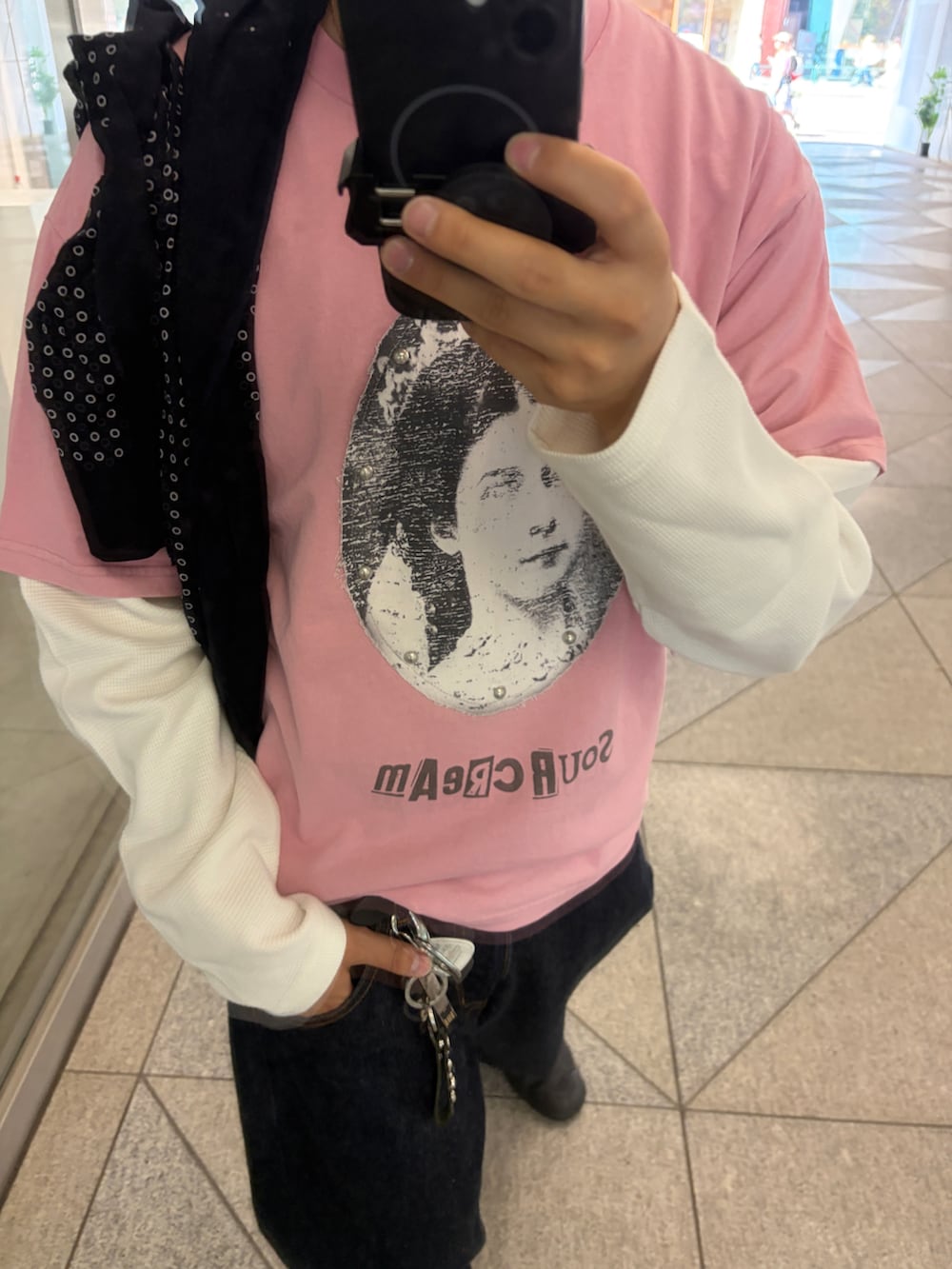 ピンク系のTシャツ/カットソー、ブラック系のTシャツ/カットソー、ブルー系のデニムパンツを着用したメンズの春コーディネートの2枚目の写真