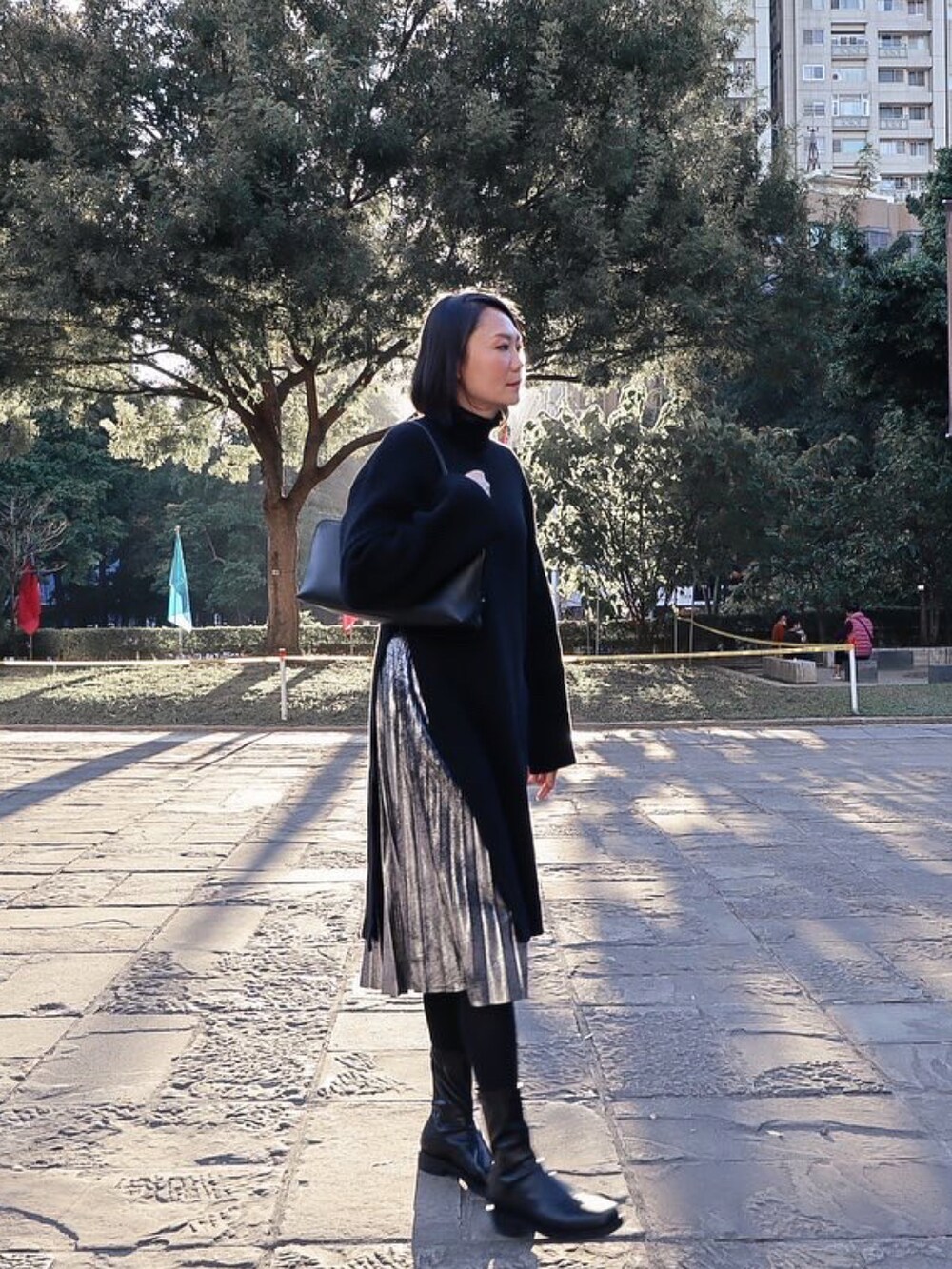 ブラック系のブーツを着用したレディースの冬コーディネートの2枚目の写真