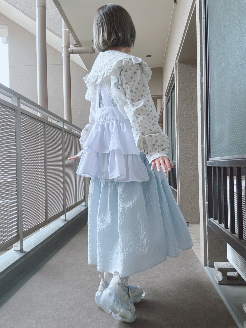 その他のワンピース、ブルー系のワンピース、ブルー系のシューズを着用したレディースの春コーディネートの3枚目の写真