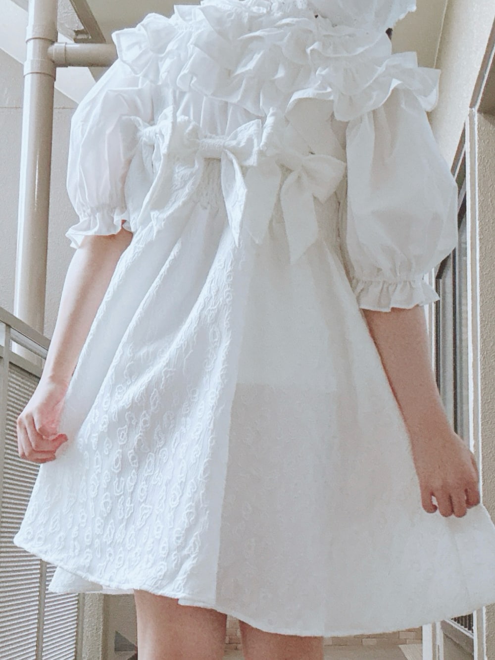 ホワイト系のTシャツ/カットソー、ホワイト系のボディバッグ/ウエストポーチ、ホワイト系のワンピースを着用したレディースの夏コーディネートの2枚目の写真