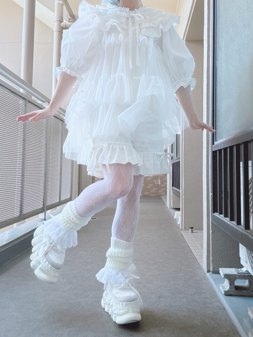 ホワイト系のその他パンツ、ホワイト系のその他トップス、ホワイト系のTシャツ/カットソーを着用したレディースの夏コーディネートの2枚目の写真