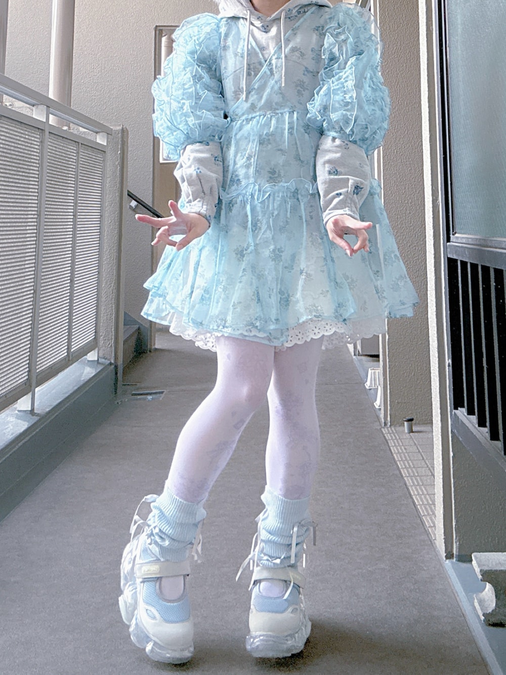 ブルー系のその他トップス、ホワイト系のその他パンツ、グレー系のスウェットを着用したレディースの冬コーディネートの4枚目の写真