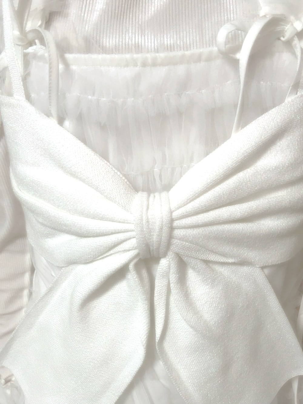 ホワイト系のその他トップス、ホワイト系のその他トップス、ホワイト系のワンピースを着用したレディースの春コーディネートの2枚目の写真