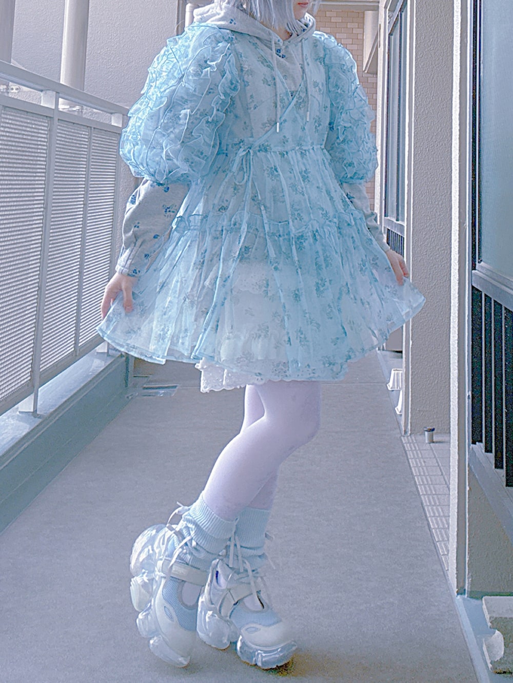 ブルー系のその他トップス、ホワイト系のその他パンツ、グレー系のスウェットを着用したレディースの冬コーディネートの3枚目の写真