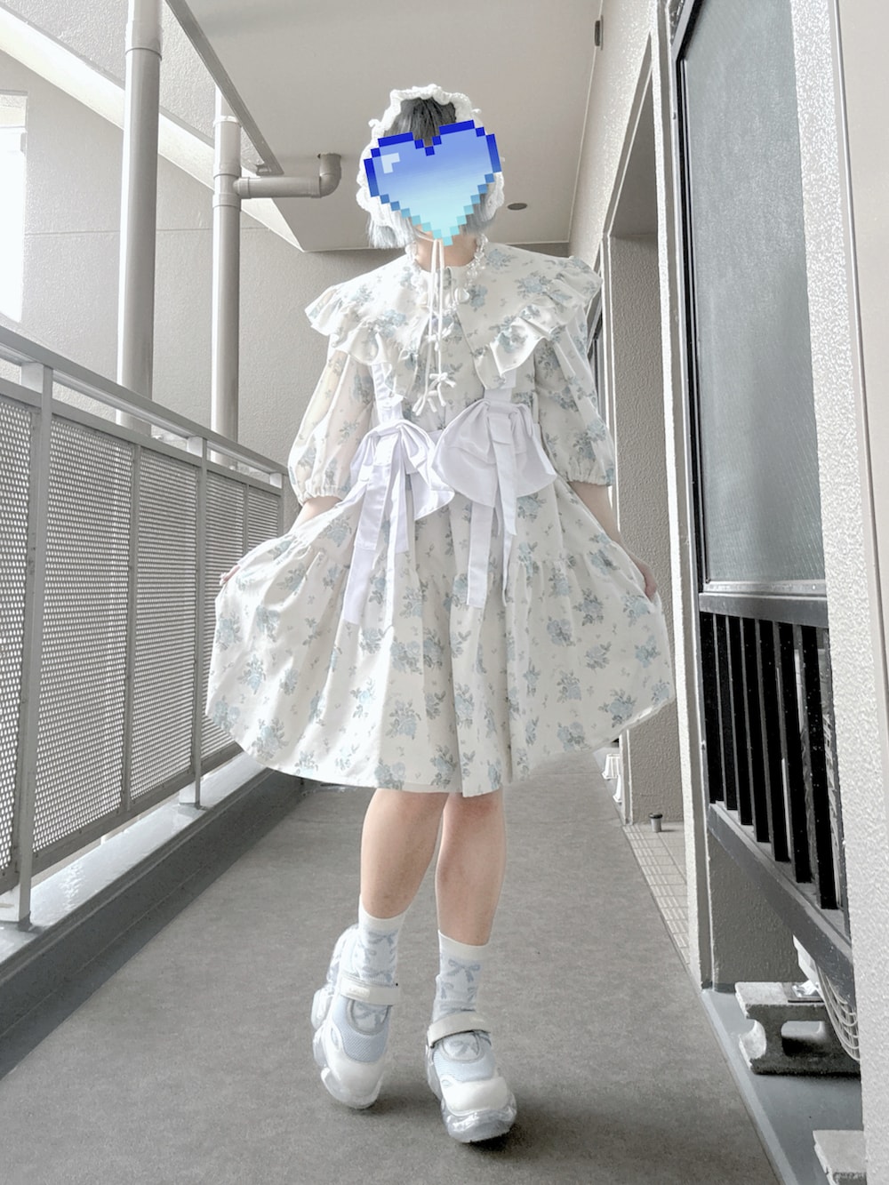 ブルー系のワンピース/ドレス、ブルー系のシューズ、ホワイト系のカチューシャを着用したレディースの秋コーディネートの2枚目の写真