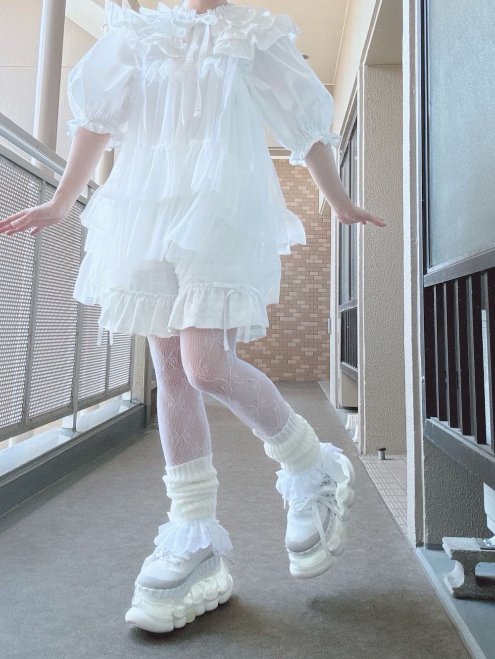 ホワイト系のその他パンツ、ホワイト系のその他トップス、ホワイト系のTシャツ/カットソーを着用したレディースの夏コーディネートの3枚目の写真