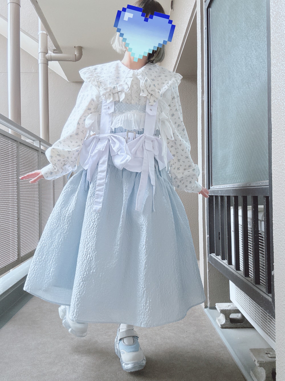 その他のワンピース、ブルー系のワンピース、ブルー系のシューズを着用したレディースの春コーディネートの2枚目の写真