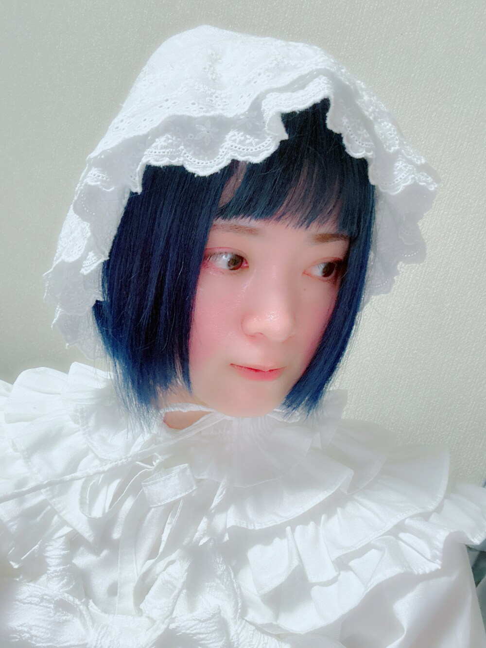 ホワイト系のTシャツ/カットソー、ホワイト系のボディバッグ/ウエストポーチ、ホワイト系のワンピースを着用したレディースの夏コーディネートの4枚目の写真