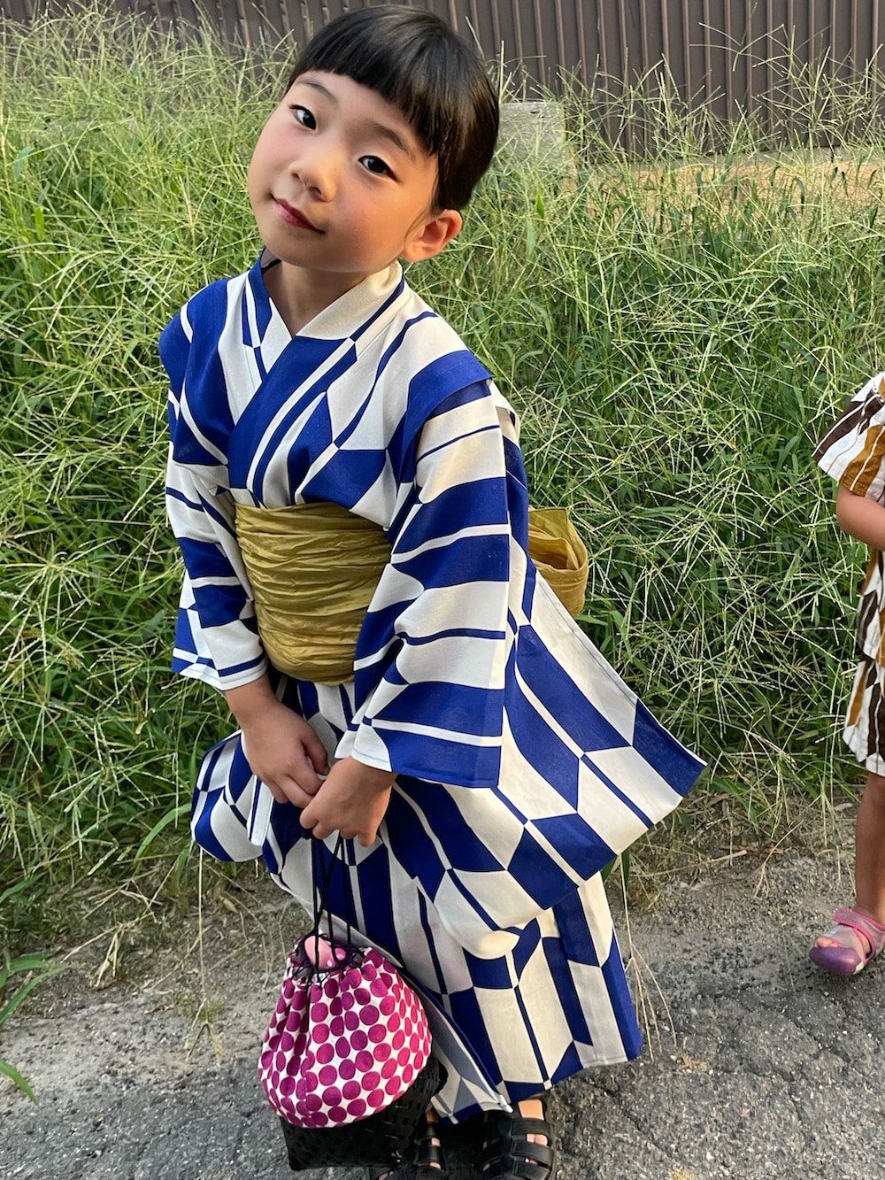 ブラック系のサンダル、ブルー系の浴衣を着用したキッズの夏コーディネートの2枚目の写真