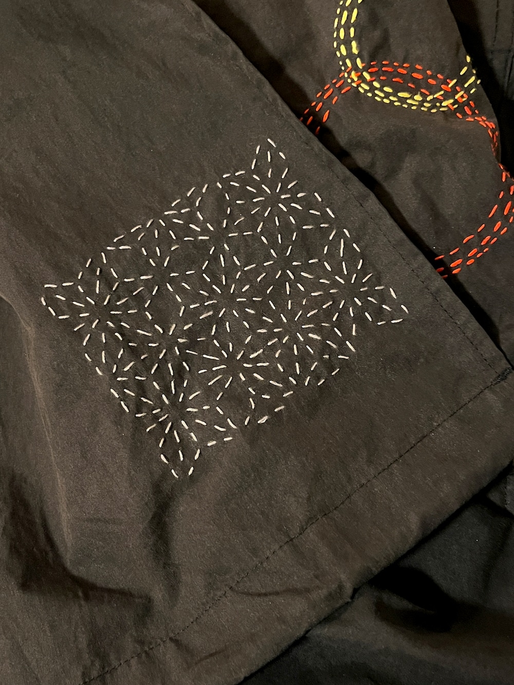 ブラック系のミリタリージャケットを着用したメンズの冬コーディネートの5枚目の写真