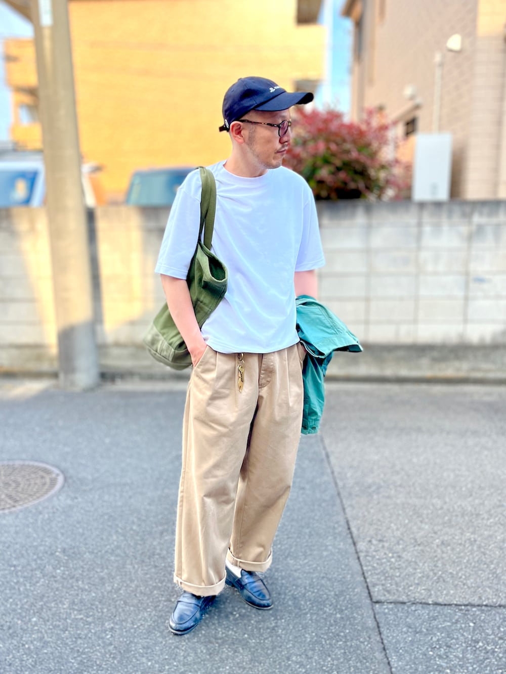 グリーン系のブルゾンを着用したメンズの春コーディネートの2枚目の写真