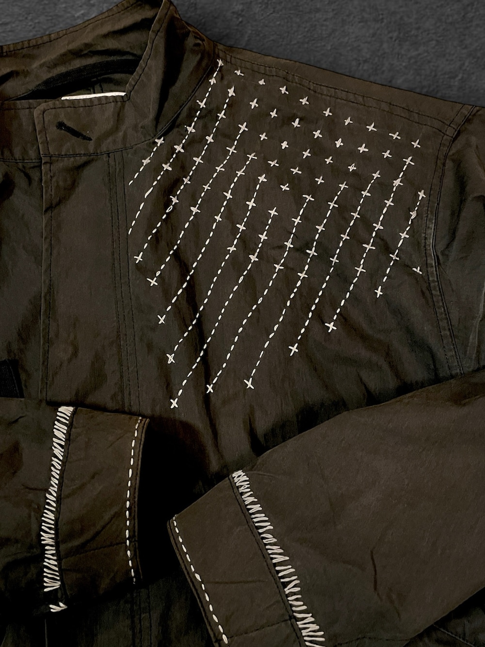 ブラック系のモッズコートを着用したメンズの冬コーディネートの2枚目の写真