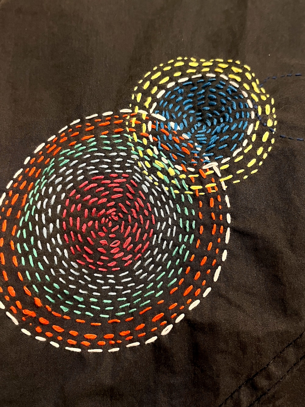 ブラック系のミリタリージャケットを着用したメンズの冬コーディネートの2枚目の写真