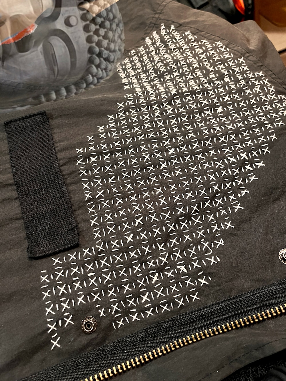 ブラック系のミリタリージャケットを着用したメンズの冬コーディネートの3枚目の写真