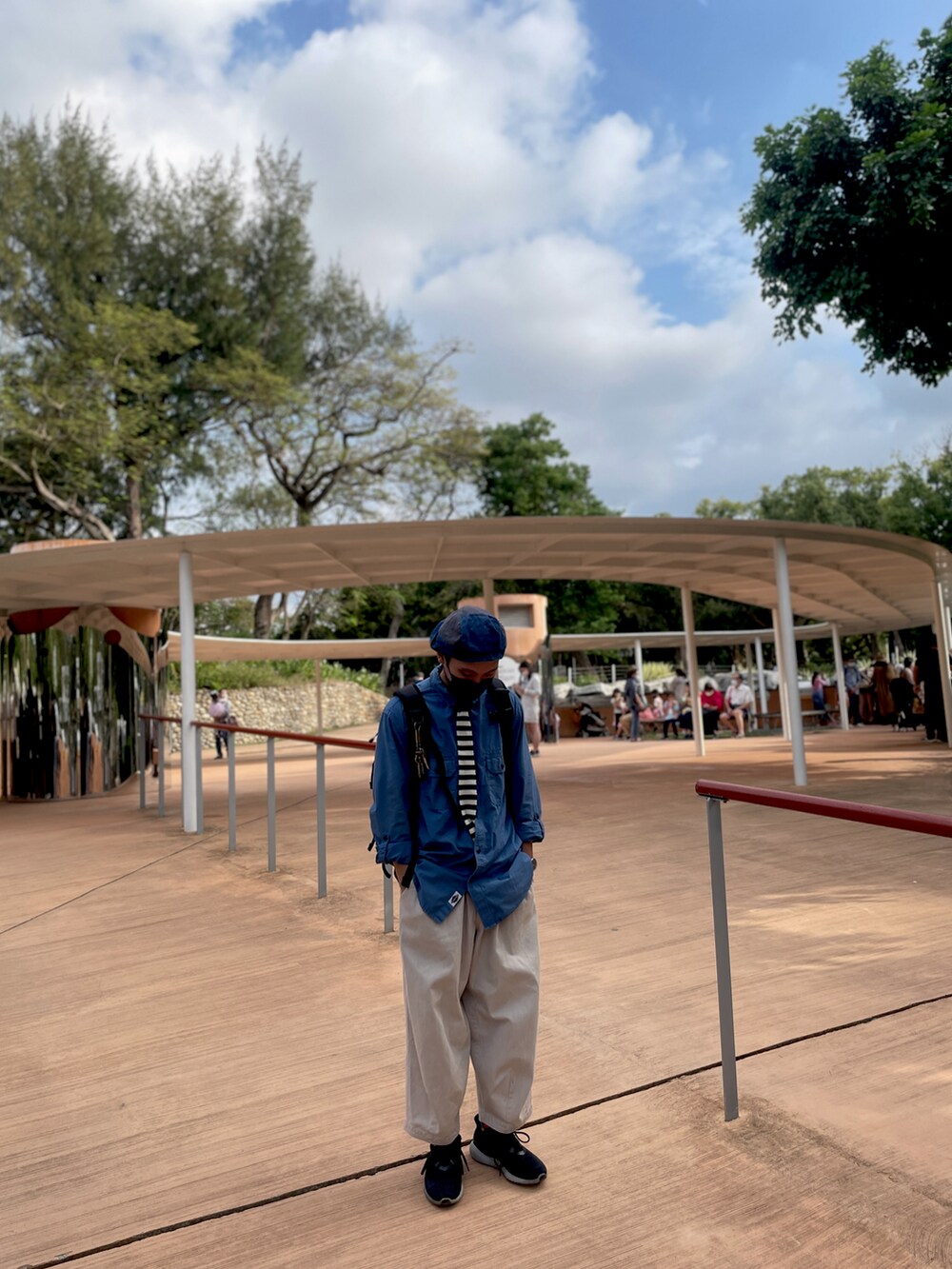 ベージュ系のパンツ、ブルー系のシャツ/ブラウス、ブラック系のスニーカーを着用したメンズの秋コーディネートの5枚目の写真