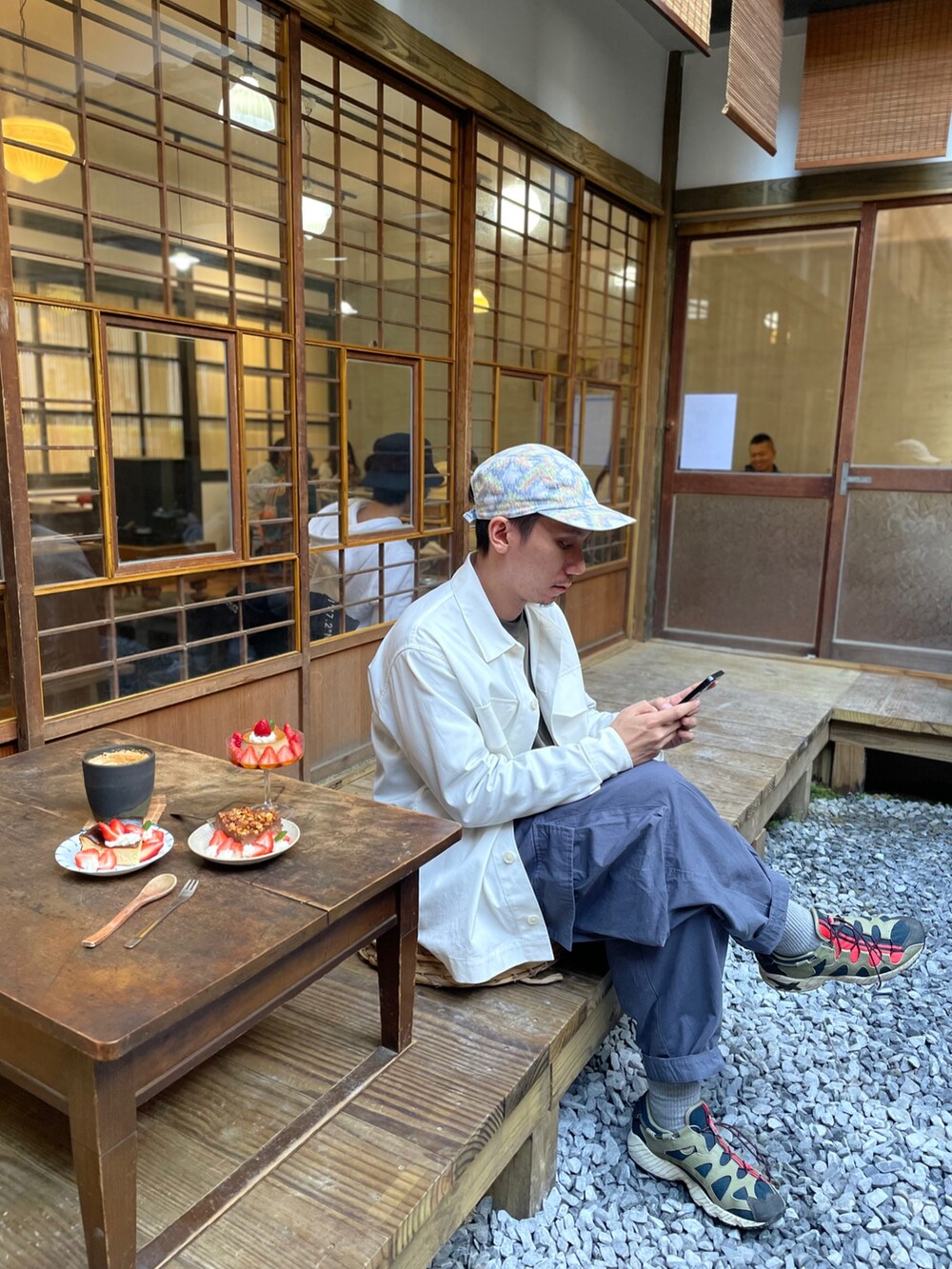 ブルー系のチノパンツ、ホワイト系のジャケット/アウター、グリーン系のシューズを着用したメンズの春コーディネートの2枚目の写真